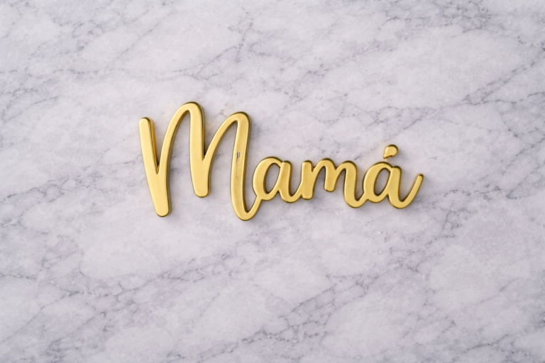 Palabra dorada sobre mármol gris